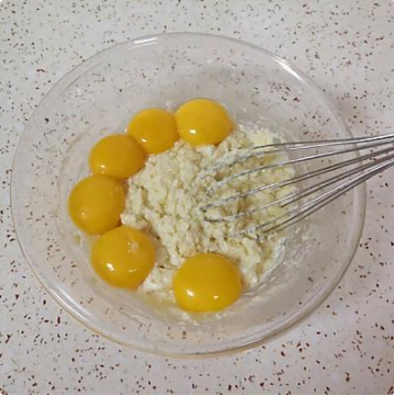 酸奶開花蛋糕，爽滑細(xì)膩，口感特別好，快來學(xué)！